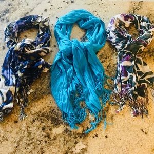 Lot of scarfs